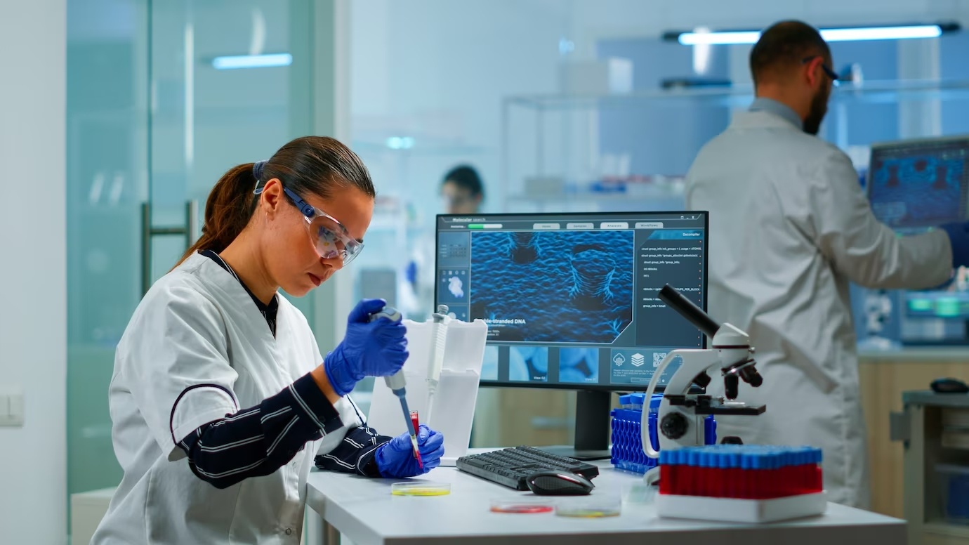 biomedica-fazendo-analise-em-laboratorio