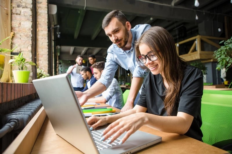 imagem-de-uma-bela-dama-de-oculos-ouvindo-seu-parceiro-ou-colega-empresaria-trabalhando-no-laptop-no-restaurante-ou-cafe_549566-787